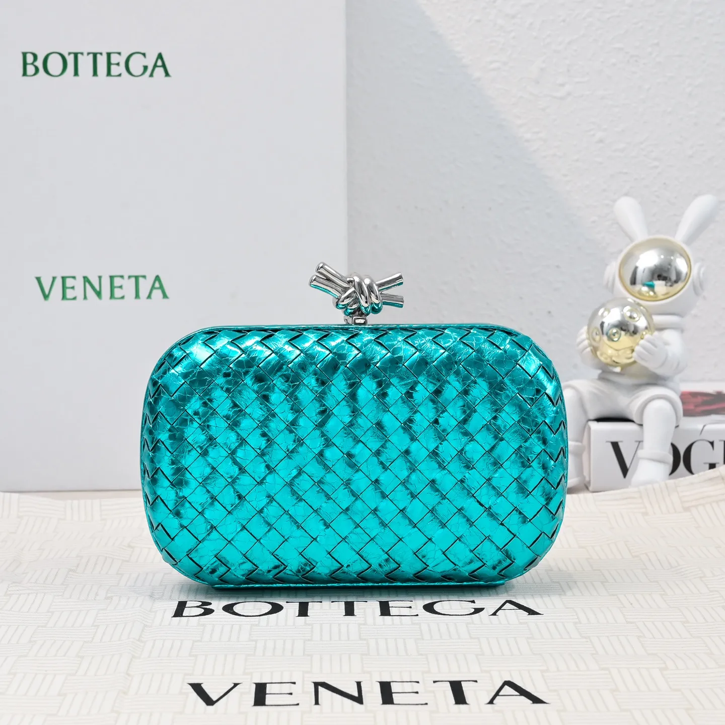 Batch 1860 #BV Knot snakeskin woven evening bag series 🐍 Fashion choice Rare snakeskin bags are full of charm 🌟Using snakeskin pattern woven with knot buckle, the unique texture makes you feel a different kind of refinement and elegance when you touch it 🎀 Its luster is low-key and luxurious, whether it is in the sun or under the light, it can reflect the charming colors 🌈 Holding it in your hand or hanging on your wrist will make you look more elegant and charming✨✨ Model: 717622 Size: 20x12x5.5